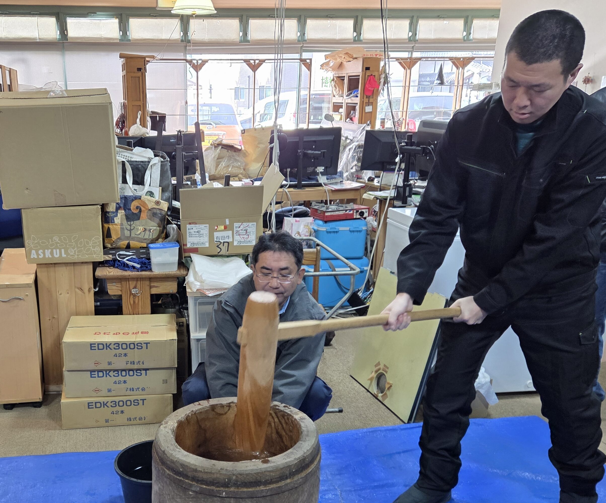 お餅をつく画像1