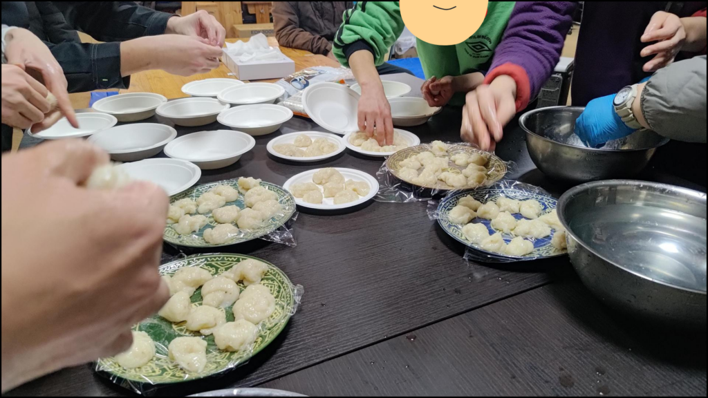 お餅を丸めている画像