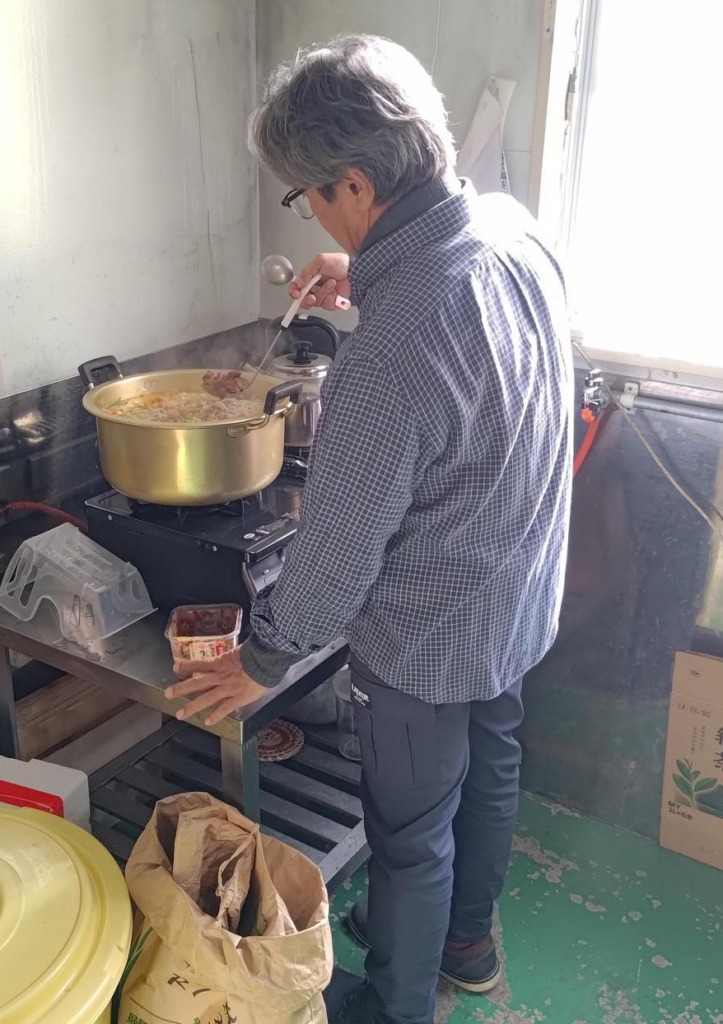 豚汁を煮込んでいる画像