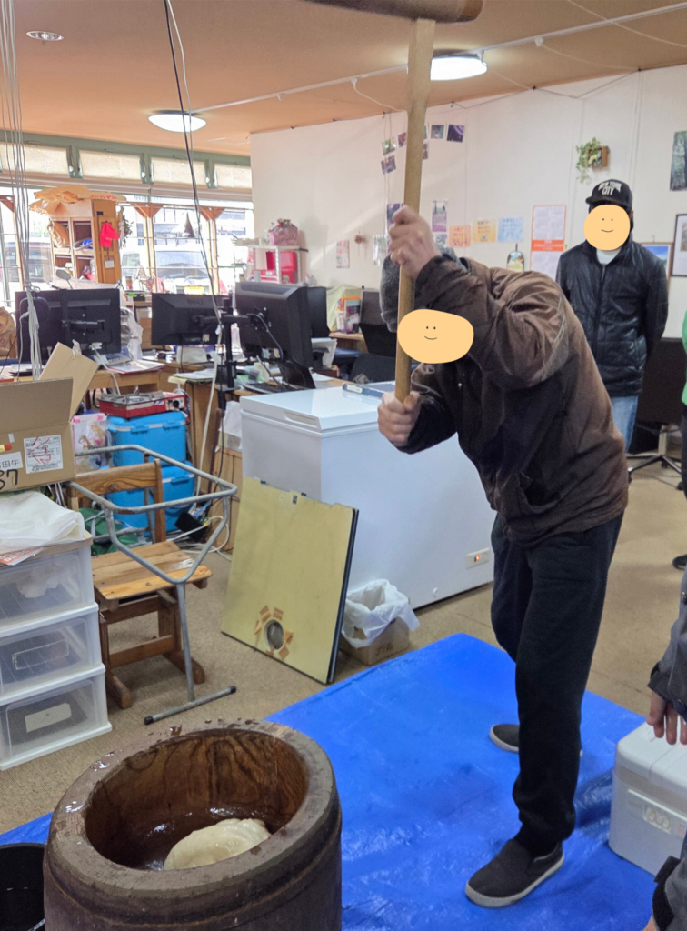 お餅をつく画像2